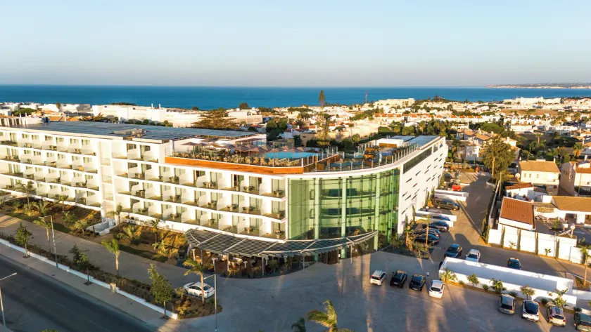 Castelo Suites Hotel - Image 1