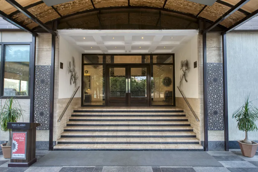 Sapna Clarks Inn Lucknow - Interior entrance
