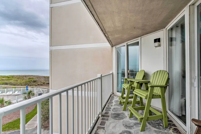 Colorful Beachfront Condo w/ Resort Amenities - Image 1