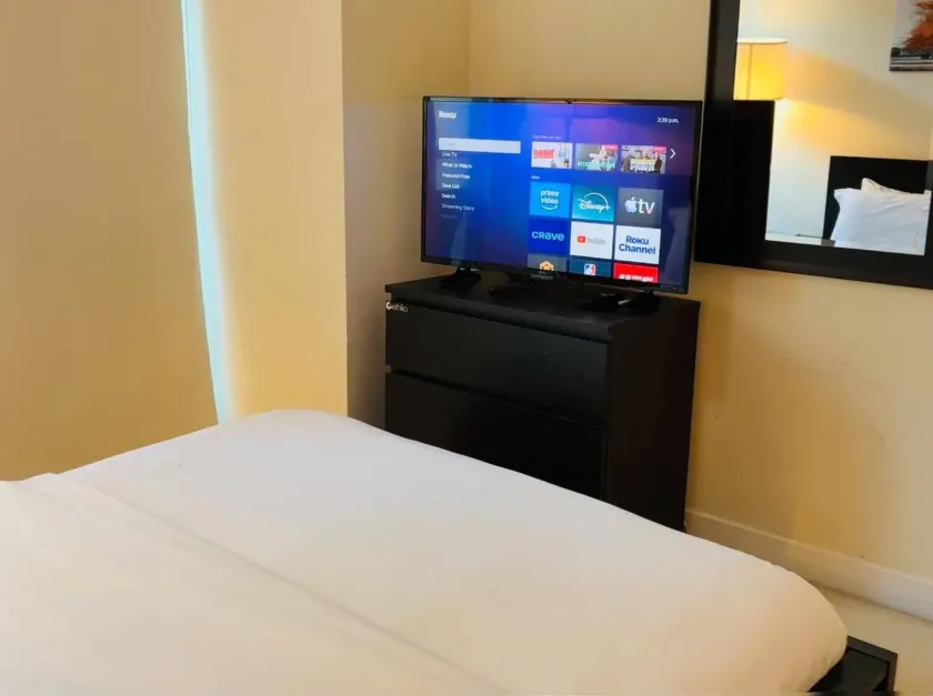 Stylish Cozy 1Bedroom Condo in Square one centre - Image 1