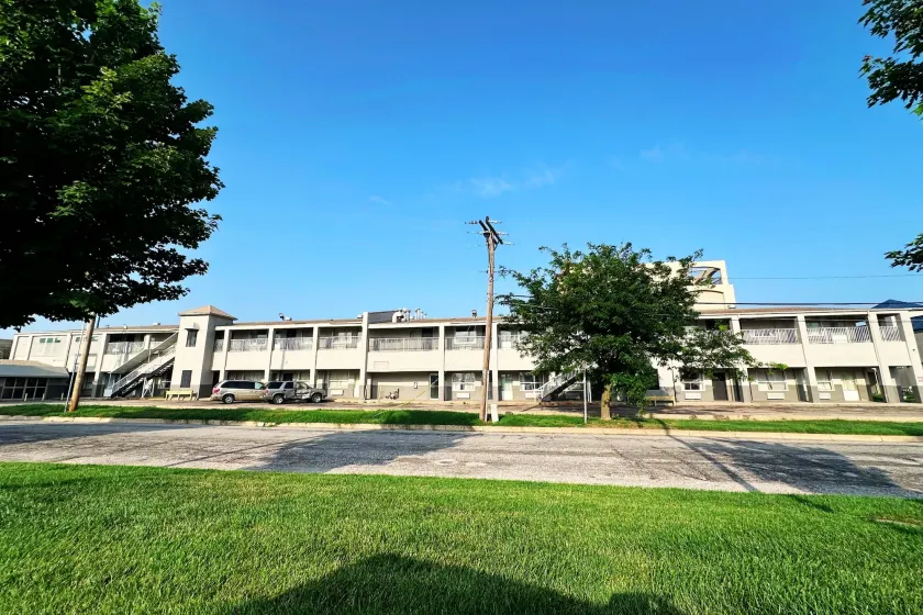 Blue Way Inn & Suites Wichita East - Image 1