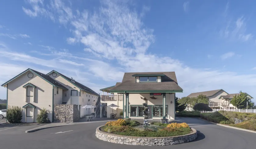 Emerald Dolphin Inn & Mini Golf - Image 1
