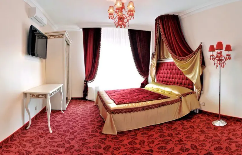 Royal City Hotel - Image 1