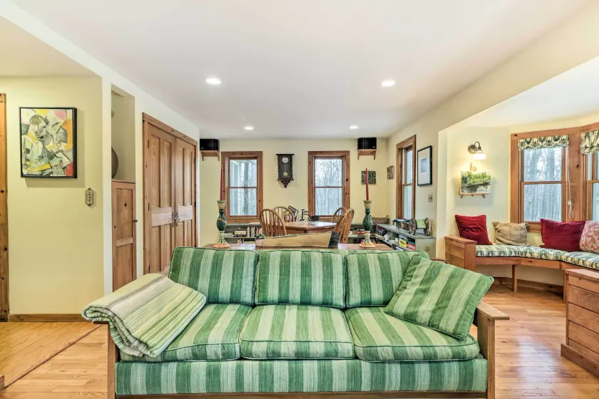 Cozy Monterey Home w/ Porch: Walk to Lake Garfield - Innvendig
