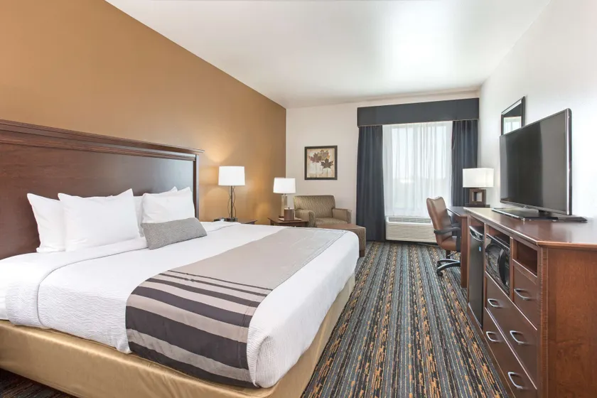 Best Western Plus Lincoln Inn & Suites - Image 1