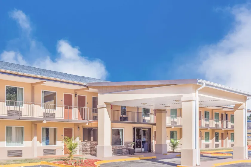 Days Inn by Wyndham Lavonia - Image 1
