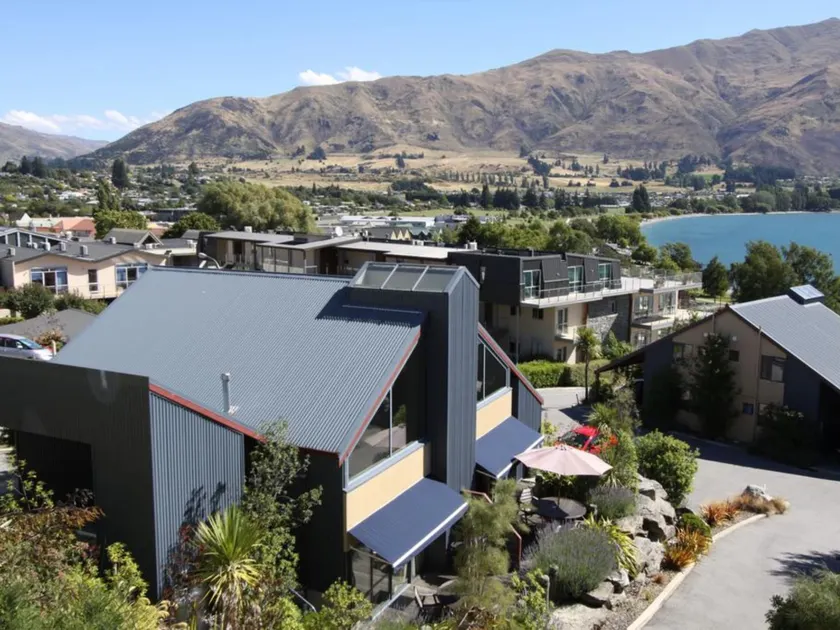 The Moorings Motel and Apartments - Image 1