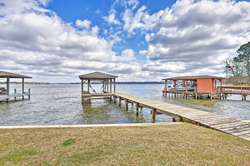 Large Waterfront Lake Palestine Home w/ Deck, Dock - Innvendig