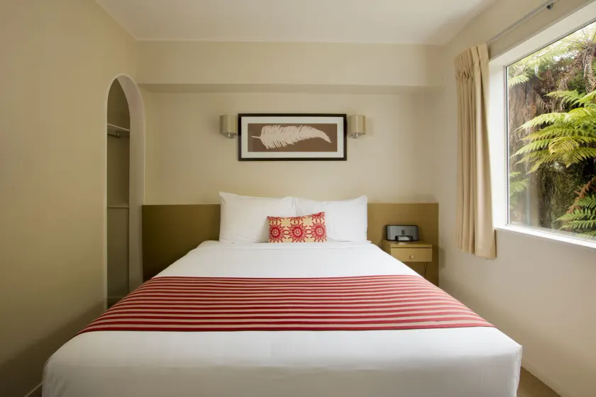 Lake Rotorua Hotel - Image 1