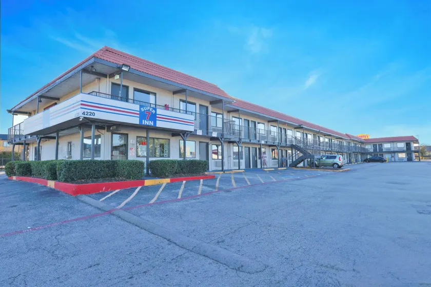 Super 7 Inn Dallas Near Duncanville - Image 1