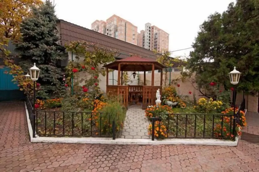 Dvoryanskiy Hotel - Image 1