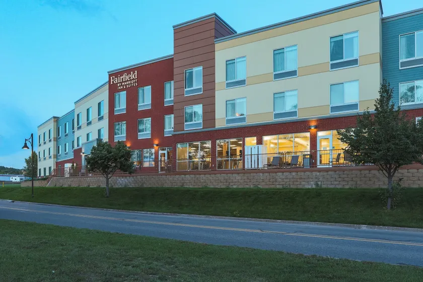 Fairfield Inn & Suites Marquette - Image 1