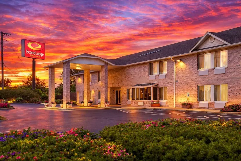 Econo Lodge Inn & Suites Fairview Heights St Louis - Image 1