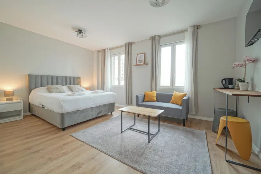 Hotel Trianon Saint Ouen - Image 1