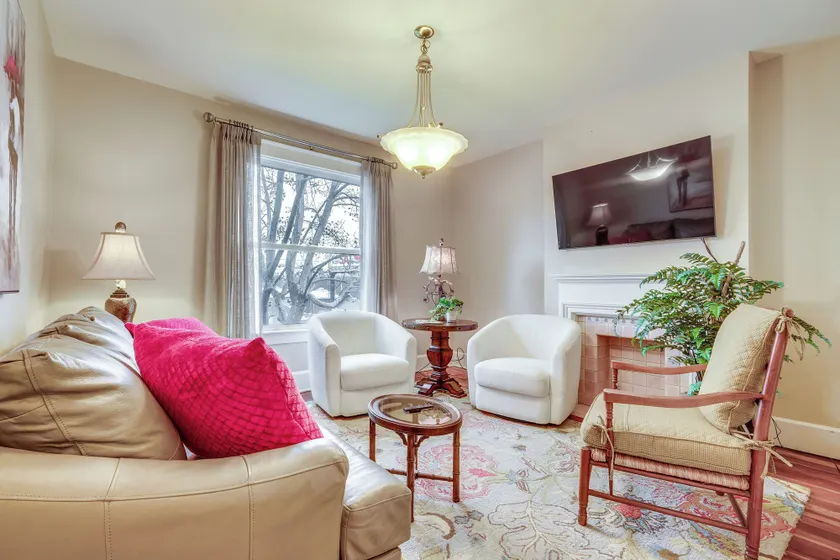 Walk to Garden & Restaurants: Zanesville Apartment - Image 1