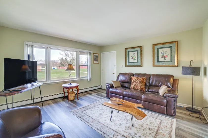 Cozy Couples Escape in Homewood: Pets Welcome! - Image 1