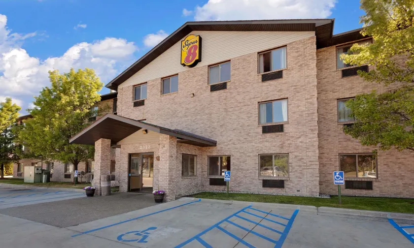Super 8 by Wyndham Mt. Pleasant - Image 1