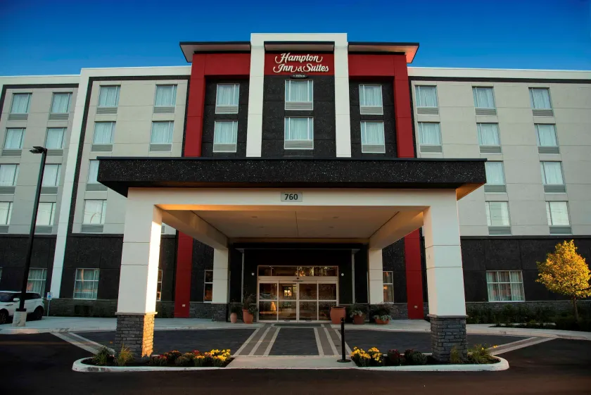 Hampton Inn & Suites by Hilton Thunder Bay - Image 1