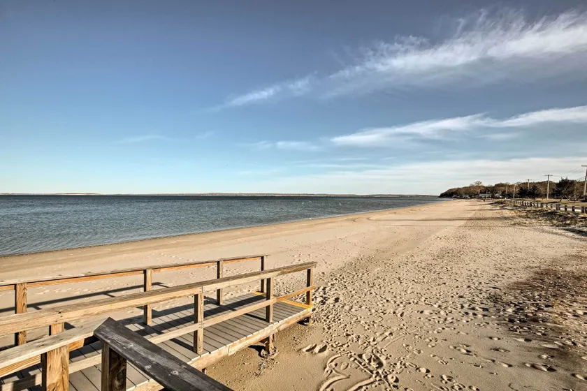 Walk to Beach: Long Island Wine Country Home! - Image 1