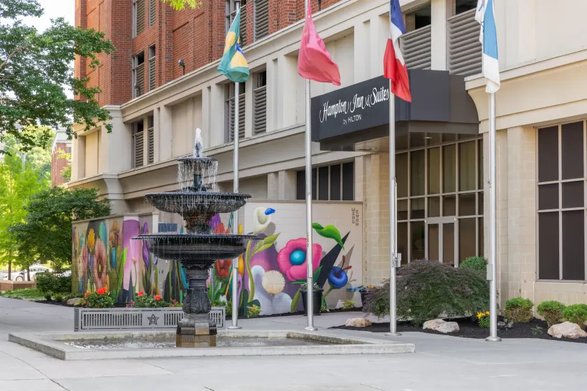 Hampton Inn & Suites Roanoke-Downtown - Image 1