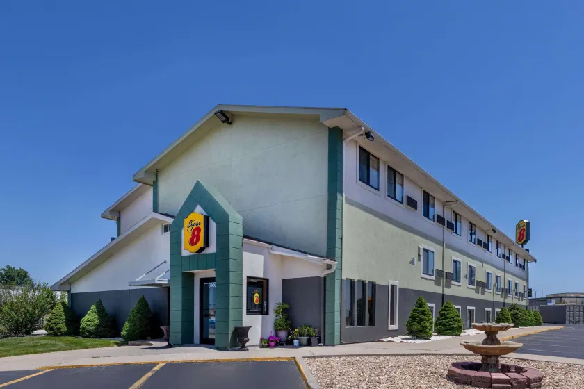 Super 8 by Wyndham Kansas City at Barry Road/Airport - Image 1