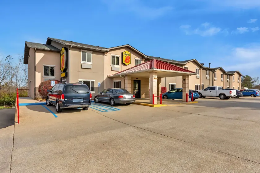 Super 8 by Wyndham Bloomington University Area - Image 1
