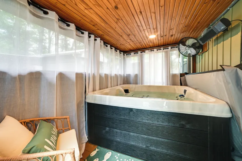 Hot Tub, Deck! Tiny Home Retreat By Kentucky Lake - Image 1