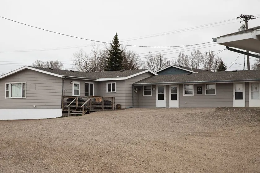 East Side Motel & Cabins - Image 1