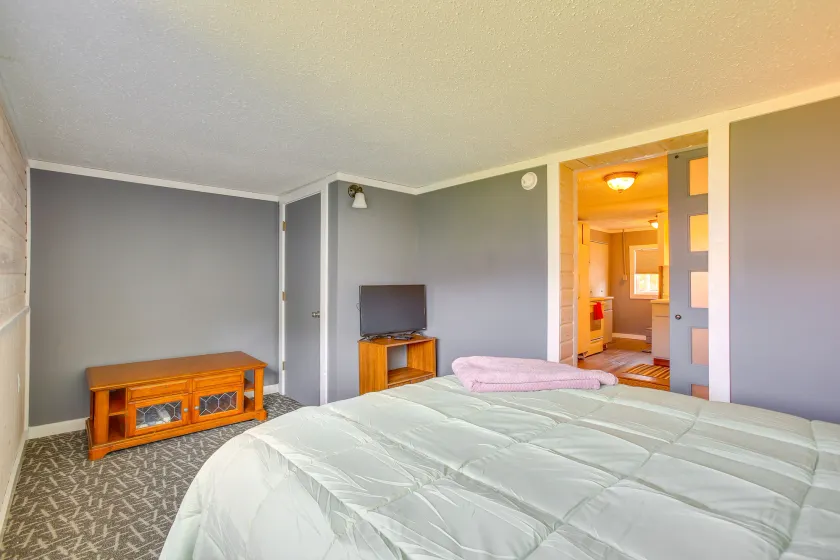 Charming Lake Ann Apartment - Walkable Location! - Innenbereich