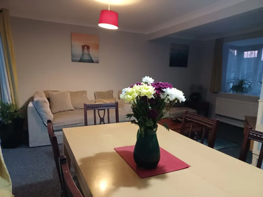 Fieldfare Green-Huku Kwetu Luton & Dunstable Spacious 4 Bedroom Detached House - Image 1