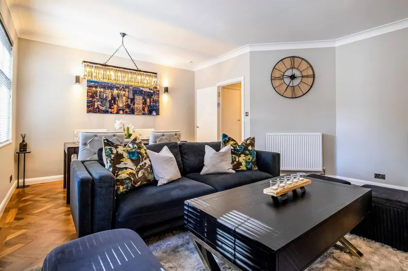 Luxury 3 Bed Apartment, Train Station - Image 1