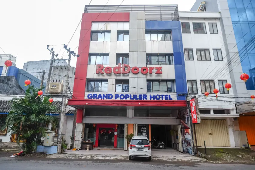 RedDoorz Plus @ Grand Populer Hotel - Image 1