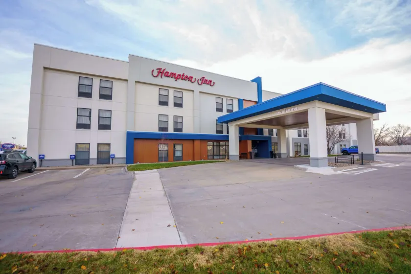 Hampton Inn Hutchinson - Image 1