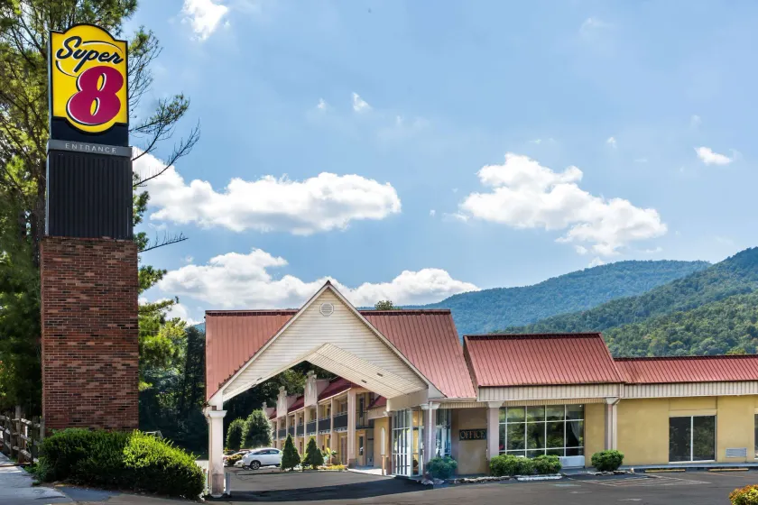 Super 8 by Wyndham Caryville TN - Image 1