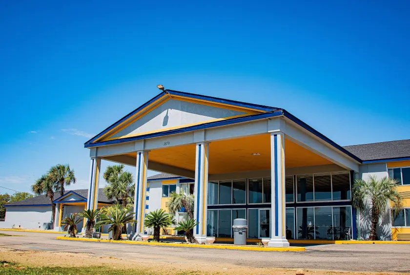 Super 8 by Wyndham Biloxi at the Beach - Image 1