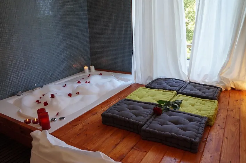 Jacuzzi Rooms - Image 1
