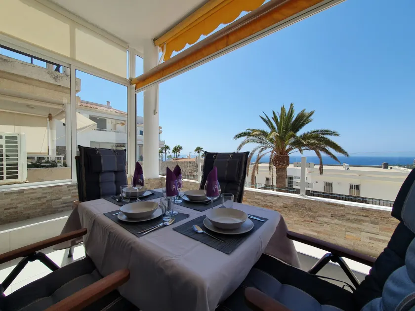Elegante e Spazioso Appartamento con Vista Mare - Image 1