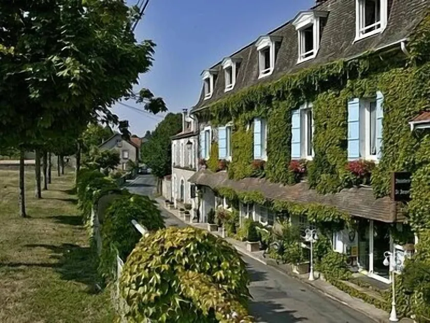 Logis Hôtel Hostellerie Saint-Jacques - Image 1