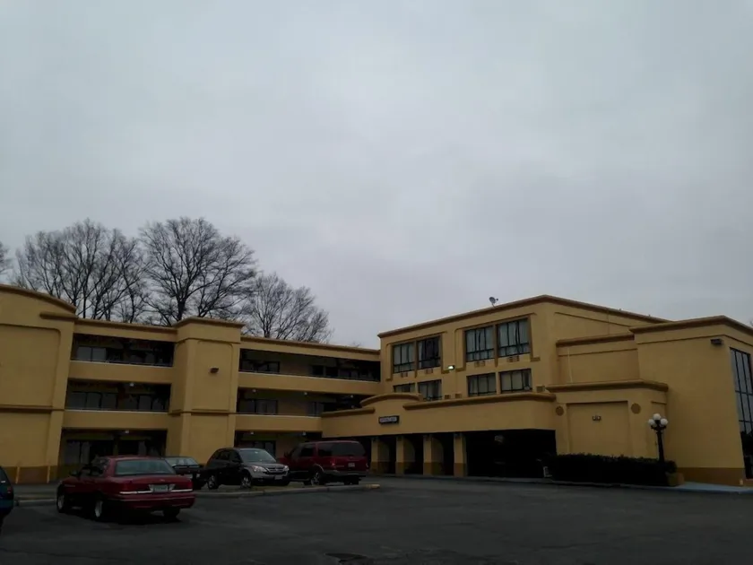 Diamond Inn and Suites - Image 1