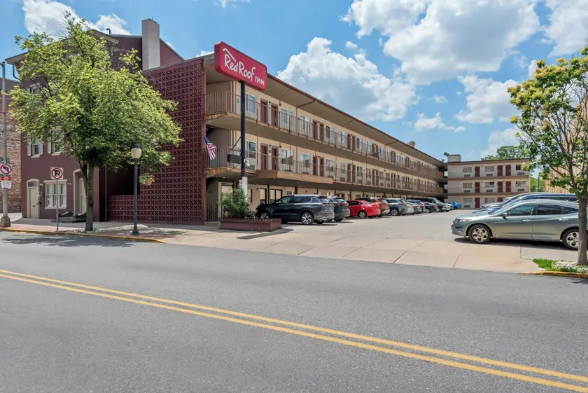 Red Roof Inn York Downtown - Image 1
