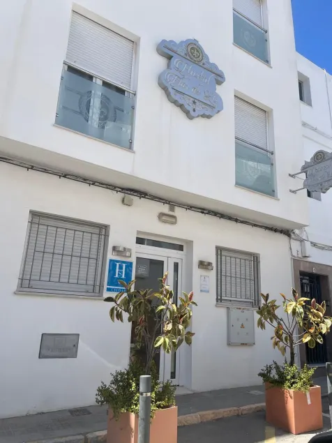 Hostal Flor de Lis - Lojo - Image 1
