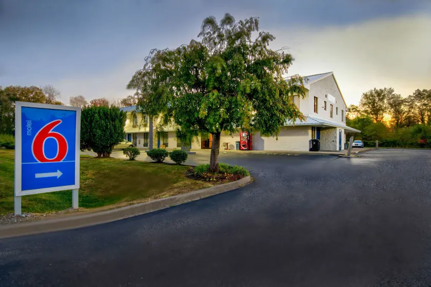 Motel 6 Jeffersonville, IN - Image 1