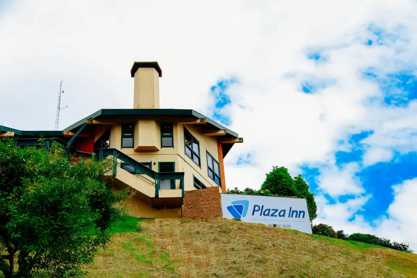 Plaza Inn Week Inn - Image 1