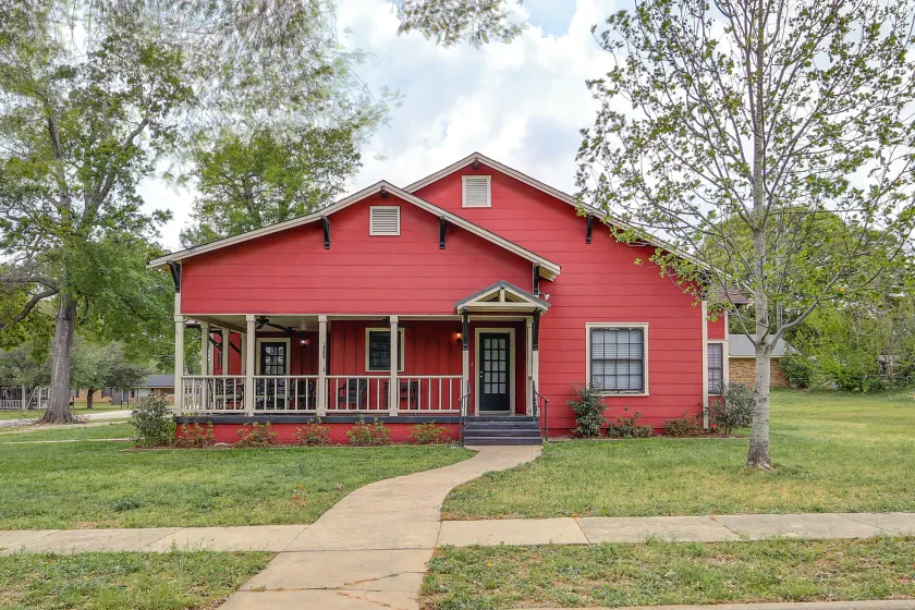 Pets Welcome! Comfortable and Spacious! Sleeps 6 - Image 1