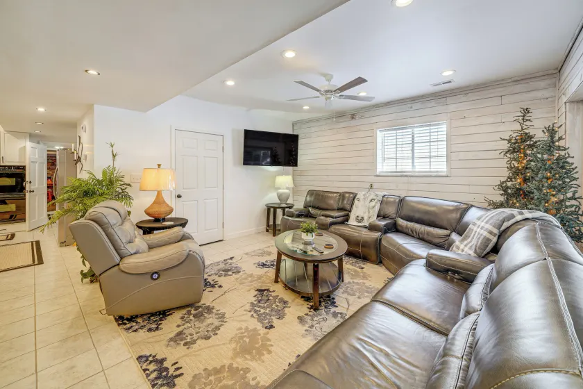 Pool Table + Private Porch: Peaceful Apt in Belle - Image 1