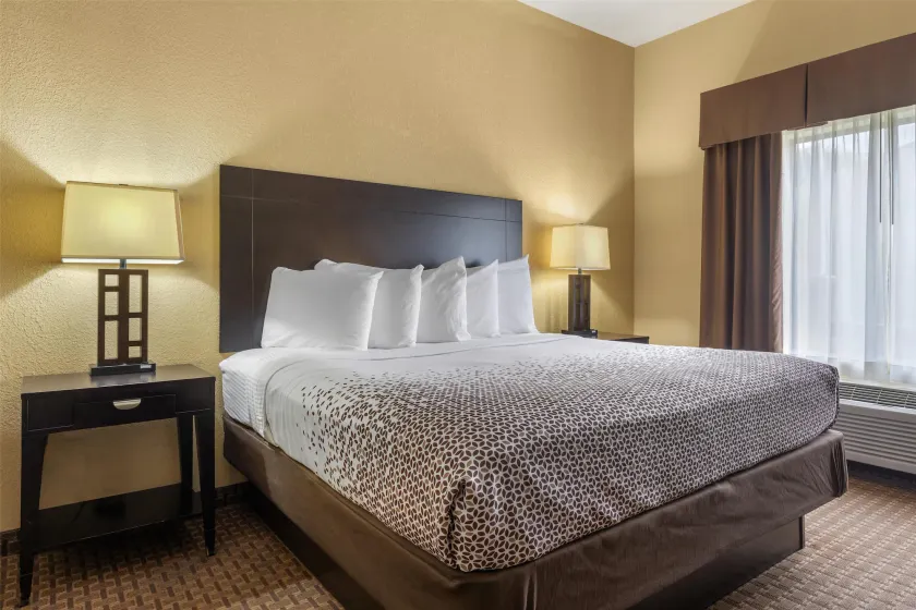 Best Western Bastrop Pines Inn - Image 1