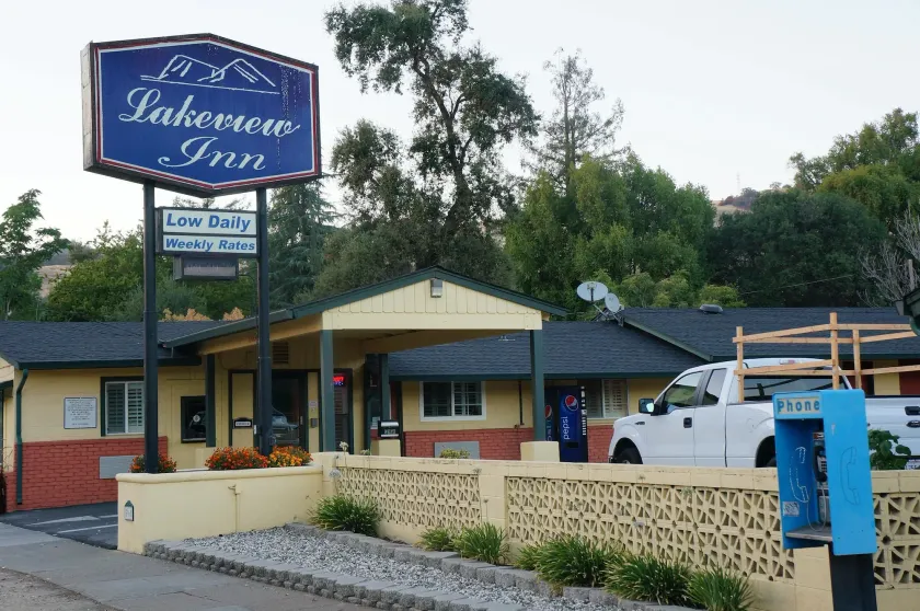 Lakeview Inn - Image 1