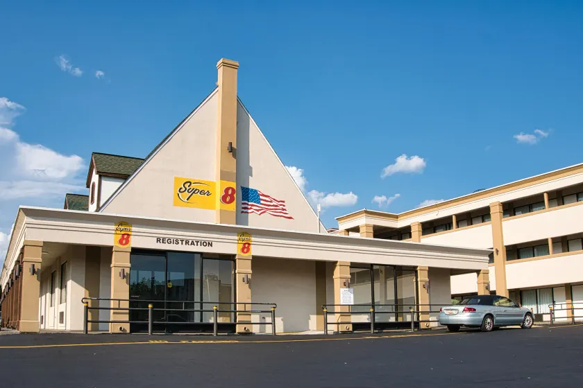 Super 8 Alexandria by Wyndham - Image 1