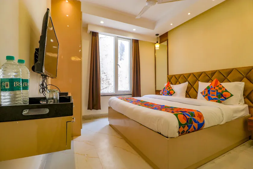 FabHotel Pitampura - Image 1