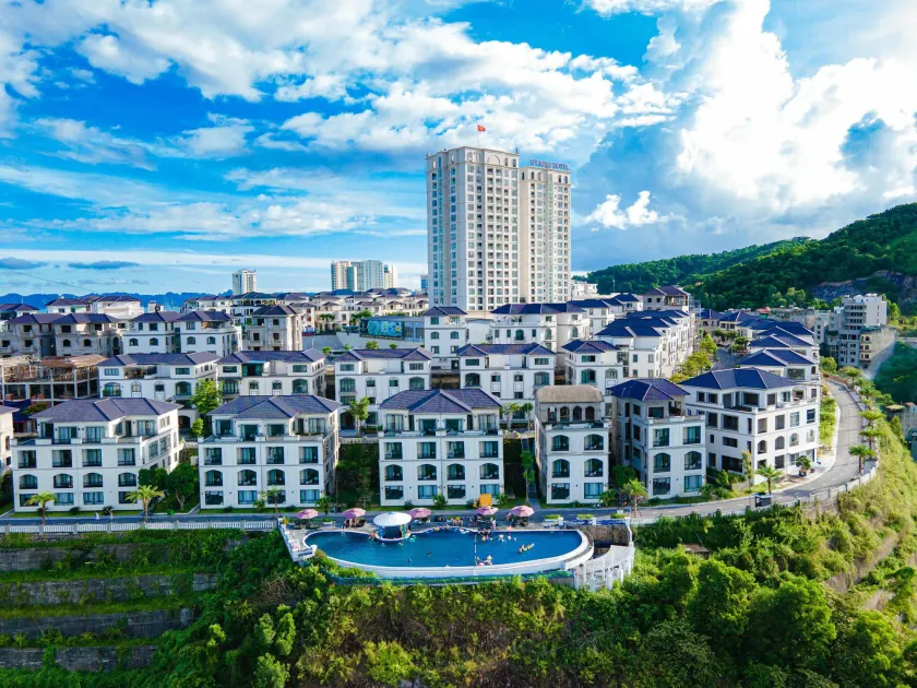 D'Lioro Hotel & Resort - Image 1